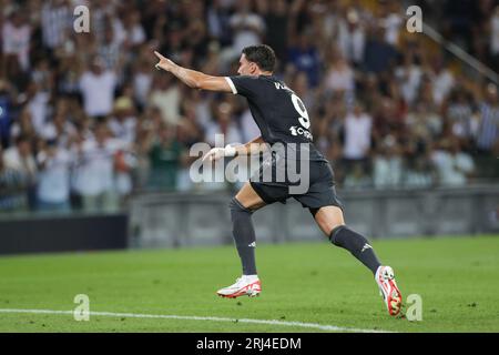 Udine, Italien. August 2023. Dusan Vlahovic von Juventus feiert, nachdem er ein Tor während des TIM-2023/24-Fußballspiels der SERIE A zwischen Udinese und Juventus in der Dacia Arena erzielt hat. Endstand; Udinese 0:3 Juventus Credit: SOPA Images Limited/Alamy Live News Stockfoto