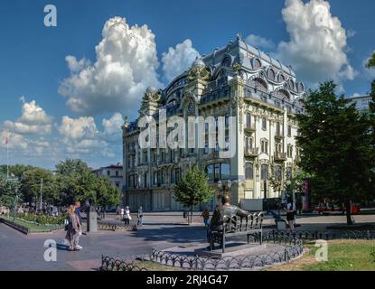 Odessa, Ukraine 09.07.2023. Historisches Gebäude des Bolshaya Moskovskaya Hotels an der Deribasovskaya Straße in Odessa, Ukraine, an einem sonnigen Sommertag Stockfoto