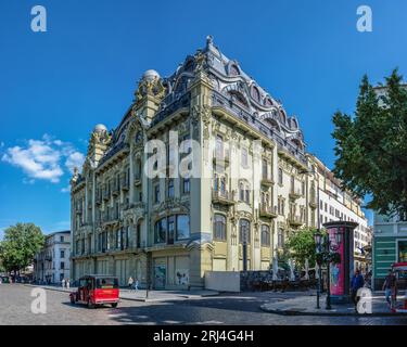 Odessa, Ukraine 09.07.2023. Historisches Gebäude des Bolshaya Moskovskaya Hotels an der Deribasovskaya Straße in Odessa, Ukraine, an einem sonnigen Sommertag Stockfoto