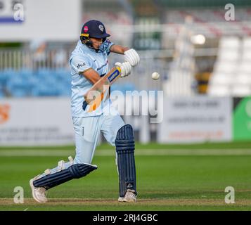 Harry Moore schlägt für Derbyshire in einem One Day Cup-Match gegen Worcestershire Rapids Stockfoto