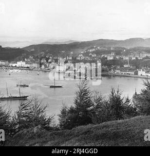 Ein Schwarzweißfoto aus dem späten 19. Jahrhundert, das Oban in Schottland zeigt, mit vielen Segel- und Dampfschiffen. Stockfoto