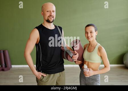 Porträt des sportlichen jungen Paares, das im Innenbereich arbeitet und die Kamera betrachtet Stockfoto