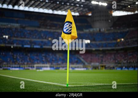 Die Eckflagge mit dem Logo des FC Internzionale wird vor dem Fußballspiel der Serie A zwischen dem FC Internazionale und dem AC Monza gesehen. Stockfoto