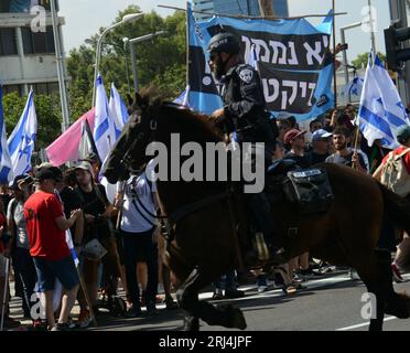 11. Juli 2023, Tel-Aviv, Israel. Demonstranten, die gegen die Änderungen der Justizpolitik der israelischen Regierung und den Verlust der demokratischen Herrschaft demonstrieren. Stockfoto