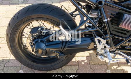 Pau, Frankreich - 08 17 2023 : bmw Heck und Reifen metzeler sportec auf Motorrad deutsches Motorrad Stockfoto