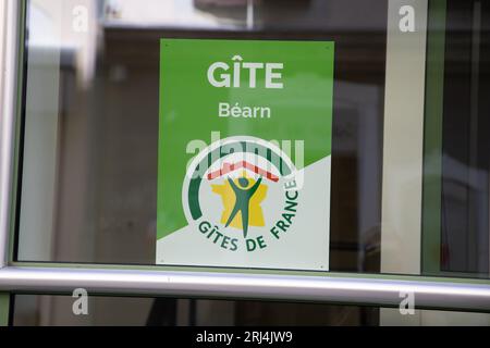 Pau, Frankreich - 08 17 2023 : Gite bearn der Gruppe Gites de france Textmarke und Logo Zeichen des Mietzimmers Bett und Frühstück vor dem Büro der Agentur in f Stockfoto