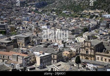 Landschaft mit malerischem Blick auf Scicli, eine historische Stadt in der Provinz Ragusa in Sizilien, Italien. Stockfoto