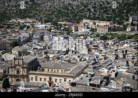 Landschaft mit malerischem Blick auf Scicli, eine historische Stadt in der Provinz Ragusa in Sizilien, Italien. Stockfoto