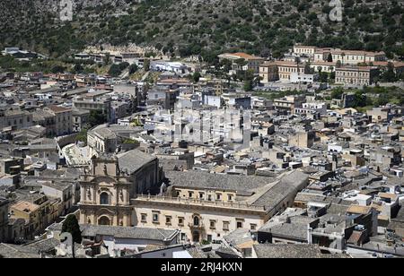 Landschaft mit malerischem Blick auf Scicli, eine historische Stadt in der Provinz Ragusa in Sizilien, Italien. Stockfoto