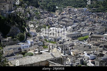 Landschaft mit malerischem Blick auf Scicli, eine historische Stadt in der Provinz Ragusa in Sizilien, Italien. Stockfoto