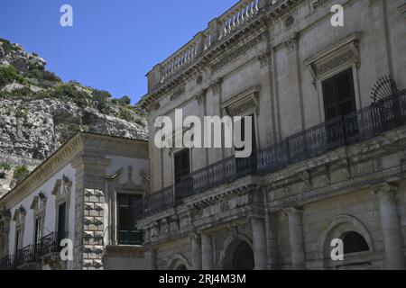 Alte neoklassizistische Gebäude an der Via Francesco Mormino Penna in Scicli Sicily, Italien. Stockfoto