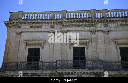 Altes neoklassizistisches Gebäude an der Via Francesco Mormino Penna in Scicli Sicily, Italien. Stockfoto