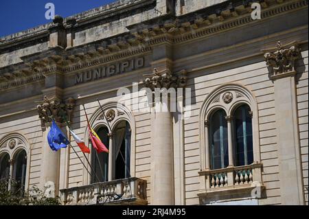 Malerischer Blick von außen auf den vielseitigen Palazzo del Municipio im Stil der Neorenaissance, das historische Rathaus von Scicli in Sizilien, Italien. Stockfoto