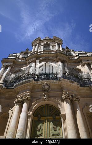 Malerischer Blick von außen auf die sizilianische Barockstil-Chiesa di San Giovanni Evangelista, ein religiöses Denkmal in Scicli Sizilien, Italien. Stockfoto