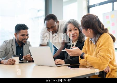 Eine Gruppe verschiedener Geschäftsleute oder Start-ups diskutiert, plant und denkt gemeinsam an ein neues Projekt im Besprechungsraum. Afrikanisch-Amerikanisch Stockfoto