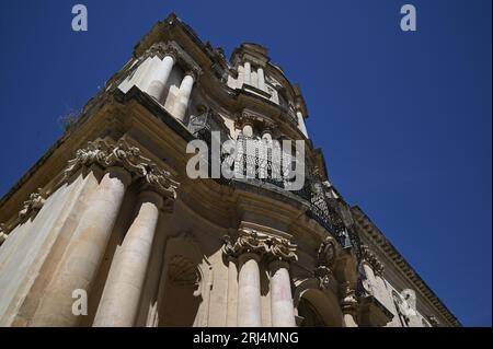 Malerischer Blick von außen auf die sizilianische Barockstil-Chiesa di San Giovanni Evangelista, ein religiöses Denkmal in Scicli Sizilien, Italien. Stockfoto