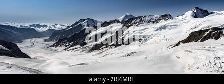 Ein malerischer Blick auf den wunderschönen Gletscher Aletsch und seine umliegende Bergkette vom Jungfrau Joch in der Schweiz Stockfoto