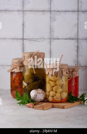 Eingelegtes Gemüse in Gläsern. Stockfoto