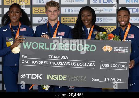 Budapest, Ungarn. August 2023. Goldmedaillengewinner Alexis Holmes, Matthew Boling, Rosey Effiong und Justin Robinson (L bis R) posieren während der Preisverleihung für die 4x400 m Mixed Relay bei den Leichtathletik-Weltmeisterschaften 2023 in Budapest, Ungarn, 20. August 2023. Quelle: Meng Dingbo/Xinhua/Alamy Live News Stockfoto