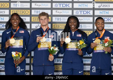 Budapest, Ungarn. August 2023. Goldmedaillengewinner Alexis Holmes, Matthew Boling, Rosey Effiong und Justin Robinson (L bis R) posieren während der Preisverleihung für die 4x400 m Mixed Relay bei den Leichtathletik-Weltmeisterschaften 2023 in Budapest, Ungarn, 20. August 2023. Quelle: Meng Dingbo/Xinhua/Alamy Live News Stockfoto