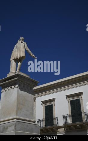 Marmorstatue von Pietro di Lorenzo Busacca, einem reichen Wohltäter von Scicli in Sizilien, Italien. Stockfoto