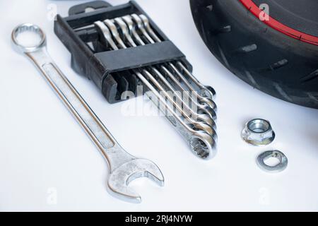 Zerlegter Elektroroller, Reifenpanne und Austausch durch ein neues Rad, Reparatur und Wartung von Elektrotransporten Stockfoto