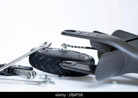 Zerlegter Elektroroller, Reifenpanne und Austausch durch ein neues Rad, Reparatur und Wartung von Elektrotransporten Stockfoto