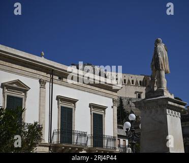 Marmorstatue von Pietro di Lorenzo Busacca, einem reichen Wohltäter von Scicli in Sizilien, Italien. Stockfoto