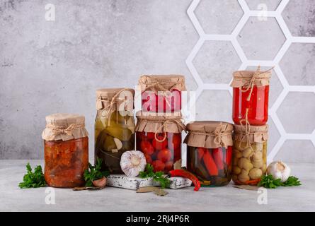 Eingelegtes Gemüse in Gläsern. Stockfoto