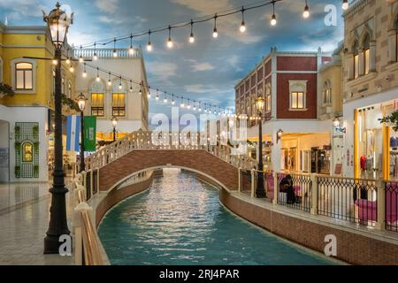 Ein fesselndes Foto fängt die exquisite Villaggio Mall in Doha während der FIFA-Weltmeisterschaft 2022 in Katar ein. Inmitten der lebhaften Atmosphäre, das Einkaufszentrum hallmar Stockfoto