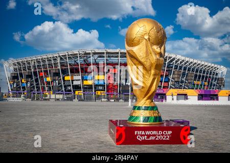 Ein bemerkenswertes Foto zeigt das legendäre Fußballstadion 974 in Doha während der FIFA Fussball-Weltmeisterschaft 2022 in Katar. Diese atemberaubende Arena ist ein Beweis für Innovation Stockfoto