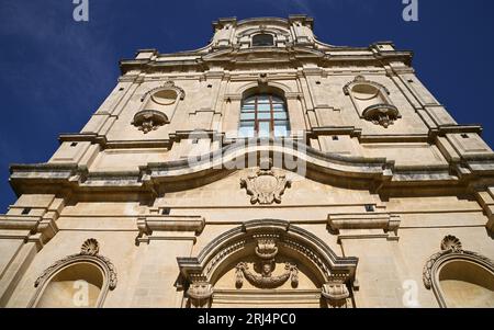 Malerischer Blick von außen auf die klassizistische Chiesa di Santa Maria La Nova, Santuario di Maria Santissima della Pietà in Scicli Sizilien, Italien. Stockfoto