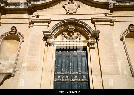 Malerischer Portalblick auf die klassizistische Chiesa di Santa Maria La Nova, Santuario di Maria Santissima della Pietà in Scicli Sizilien, Italien. Stockfoto