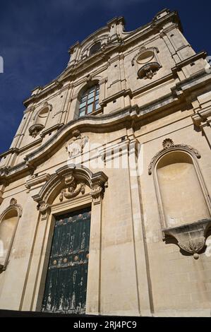 Malerischer Blick von außen auf die klassizistische Chiesa di Santa Maria La Nova, Santuario di Maria Santissima della Pietà in Scicli Sizilien, Italien. Stockfoto