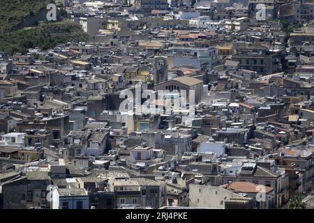 Landschaft mit malerischem Blick auf Scicli, eine historische Stadt in der Provinz Ragusa in Sizilien, Italien. Stockfoto