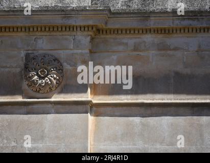 Barockes architektonisches Detail eines Grabmausoleums in Cimetero Monumentale di Scicli in Sizilien, Italien. Stockfoto