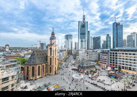 Frankfurt Deutschland - 3. April 2014: Blick auf die Skyline mit der Hauptwache in Frankfurt, Deutschland. Die Hauptwache ist ein zentraler Punkt und einer der berühmtesten Stockfoto