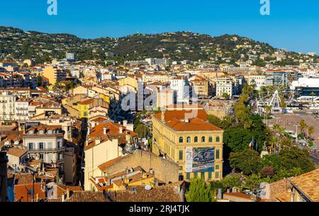 Cannes, Frankreich - 31. Juli 2022: Cannes City Center Panorama mit historischer Altstadt Centre Ville Viertel und Yachthafen an der Küste des Mittelmeers Stockfoto