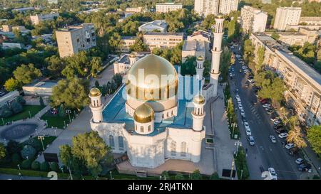 Almaty, Kasachstan - 17. August 2023: Die zentrale Moschee der Metropole im Hintergrund der Stadt. Islamischer Staat Stockfoto