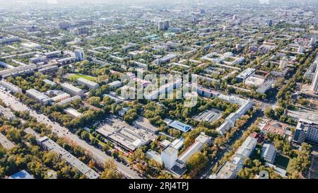 Almaty, Kasachstan - 17. August 2023: Panoramablick auf die Stadt an einem sonnigen Tag. Frühherbst Stockfoto