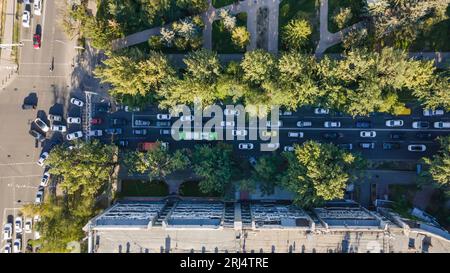 Almaty, Kasachstan - 17. August 2023: Stau auf der Stadtstraße vor der Kreuzung. Sonniger Tag Stockfoto