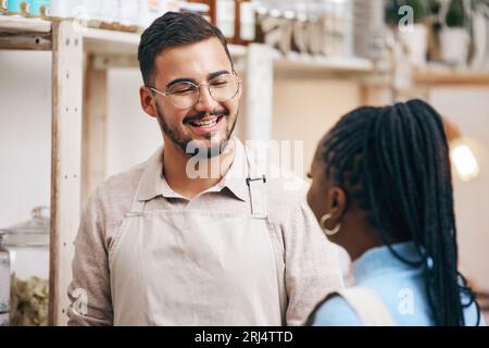 Shopping, Lebensmittelgeschäft und Mann mit Kunden für Hilfe, Hilfe und Service auf umweltfreundlichem Markt. Kleinunternehmen, nachhaltiges Geschäft und Manager Stockfoto