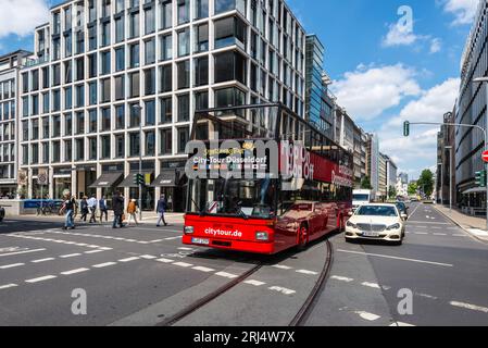 Düsseldorf, Deutschland - 2. Juni 2022: Straßenansicht von Düsseldorf am Tag mit City Sightseeing Bus in Nordrhein-Westfalen, Deutschland. Stockfoto