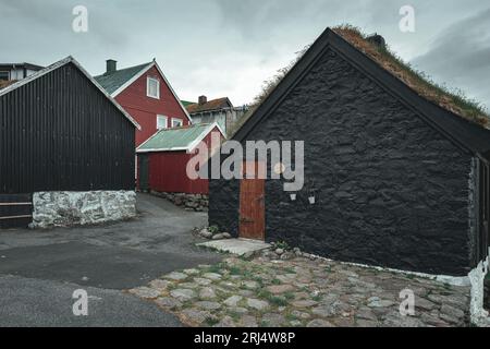Eine wunderschöne Landschaft der Färöer Inseln mit malerischen, historischen Gebäuden im kleinen Dorf Kirkjubour Stockfoto