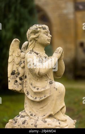 Wunderschöner kleiner Steinengel in einem mittelalterlichen französischen Friedhof Stockfoto