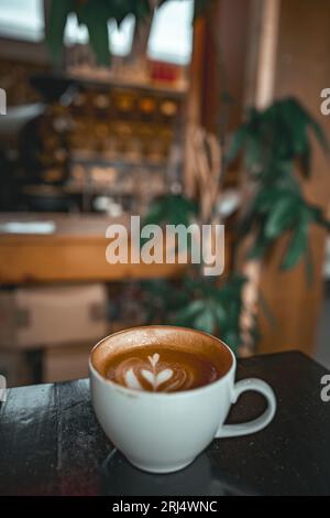 Eine Tasse Cappuccino mit herzförmigem Latte Art Design, die Färöer Inseln Stockfoto
