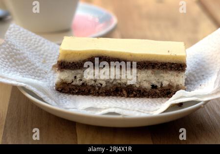 In der Slowakei gebackener Kokosnusskuchen (Kokosovy rez) Stockfoto