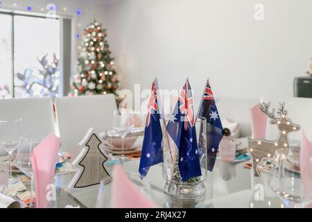 Australische Weihnachtsdekoration mit traditioneller Tischdekoration Stockfoto