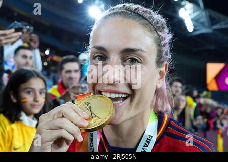 Sydney, Australien. August 2023. Alexia Putellas aus Spanien beißt ihre WM-Siegmedaille beim Finale der FIFA Frauen-Weltmeisterschaft 2023 zwischen den Frauen aus Spanien und England im Stadion Australien, Sydney, Australien am 20. August 2023. Foto von Peter Dovgan. Nur redaktionelle Verwendung, Lizenz für kommerzielle Nutzung erforderlich. Keine Verwendung bei Wetten, Spielen oder Veröffentlichungen eines einzelnen Vereins/einer Liga/eines einzelnen Spielers. Credit: UK Sports Pics Ltd/Alamy Live News Stockfoto