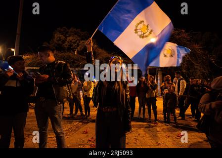 Guatemala-Stadt, Guatemala-Stadt, Guatemala. August 2023. Die Bürger gehen auf die Straße, um den Triumph von BERNARDO AREVALO als neuen Präsidenten bei den Wahlen in Guatemala zu feiern. (Bild: © Fernando Chuy/ZUMA Press Wire) NUR REDAKTIONELLE VERWENDUNG! Nicht für kommerzielle ZWECKE! Stockfoto